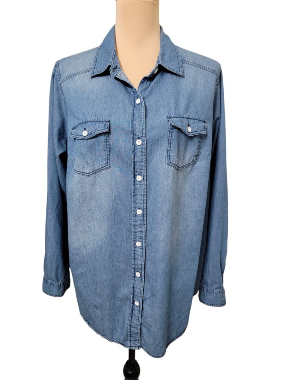 Torrid Size 0 (12 / L) Chambray / Denim Taylor Long Sleeve Button Front Shirt